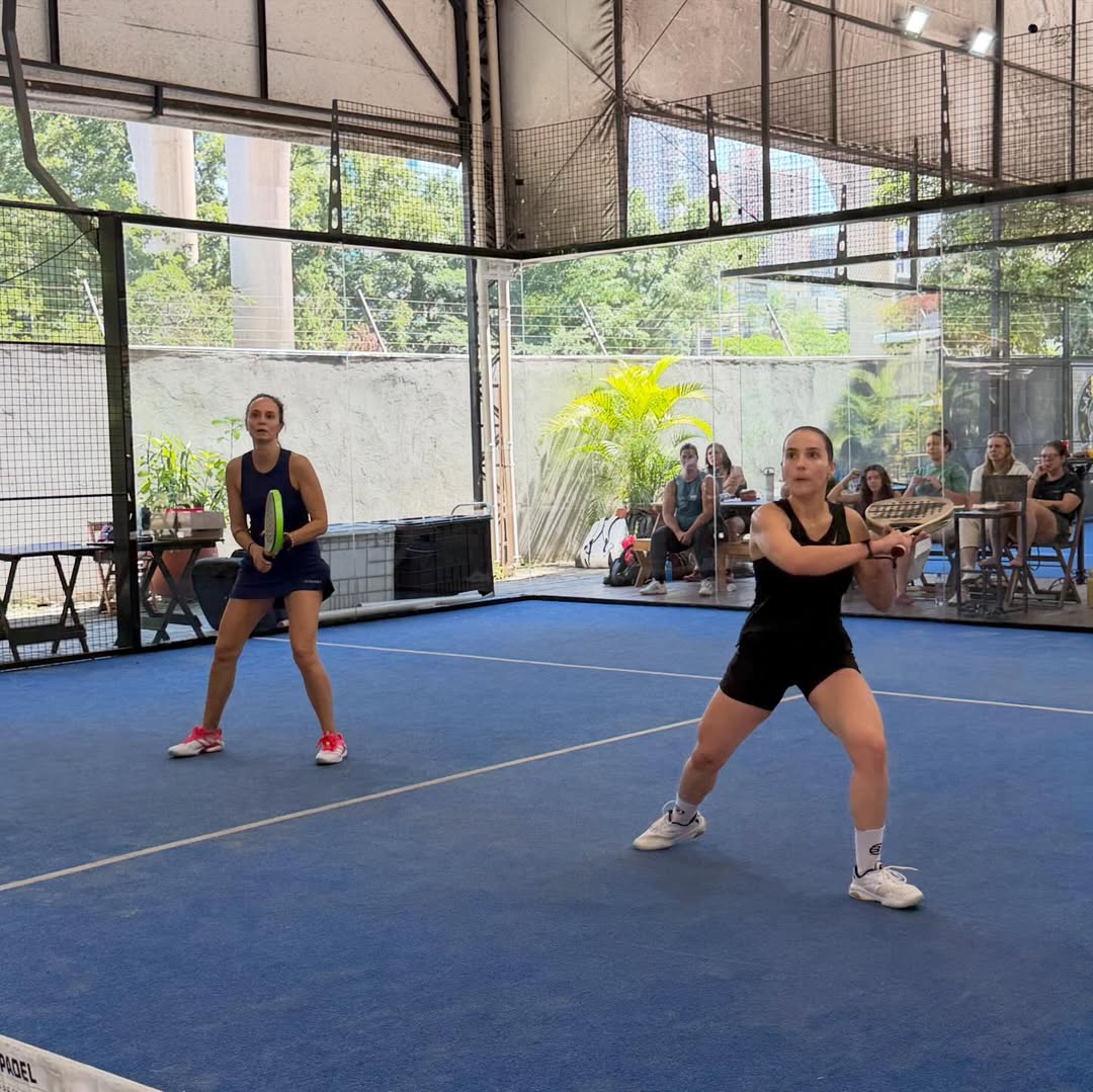 Dupla feminina em ação